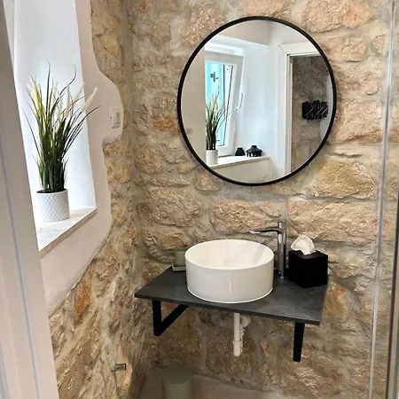 Steinhaus Mit Garten In Der Altstadt Rovinj